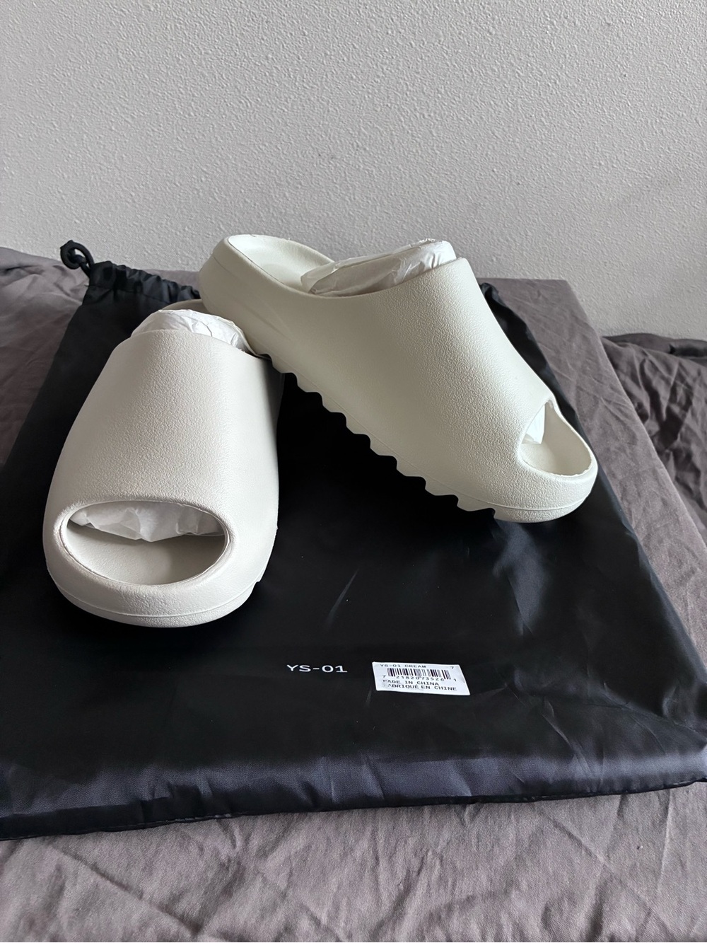 YEEZY YS-01 Slides – Cream – Size 7 – NEW